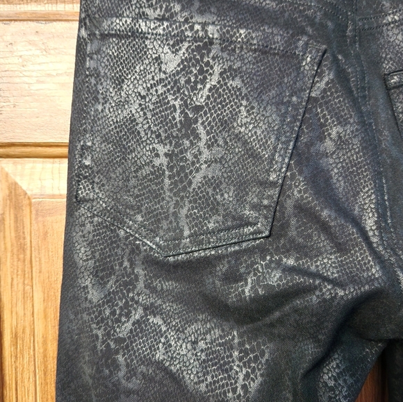✨️Final Price✨️Express Sz 6 Mid-Rise Snakeskin Print Metallic Coated Skinny Jean - Picture 2 of 9